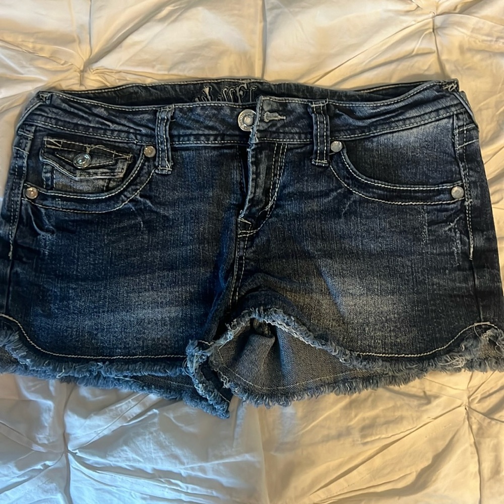 Wallflower women’s jean shorts with American flag stitched pockets.